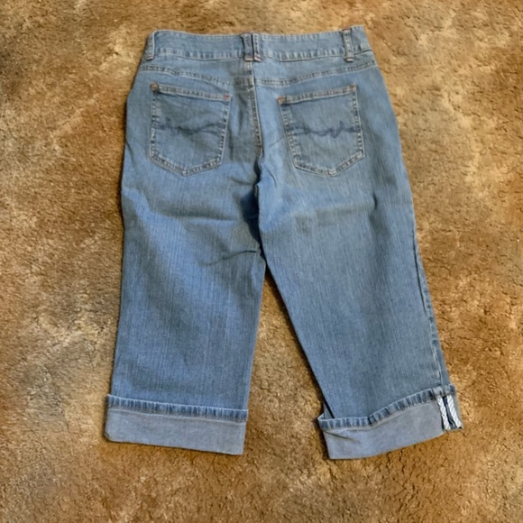 Ladies Brand St. John’s Bay Denim Capris Size 4 - Picture 2 of 6